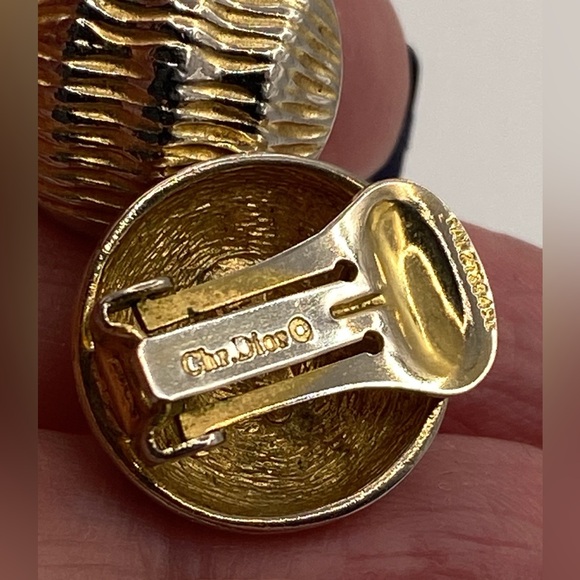 Christian Dior Gold Tone Ribbed Textured Clip On Earrings Vintage 💛HP💛 - Picture 10 of 10